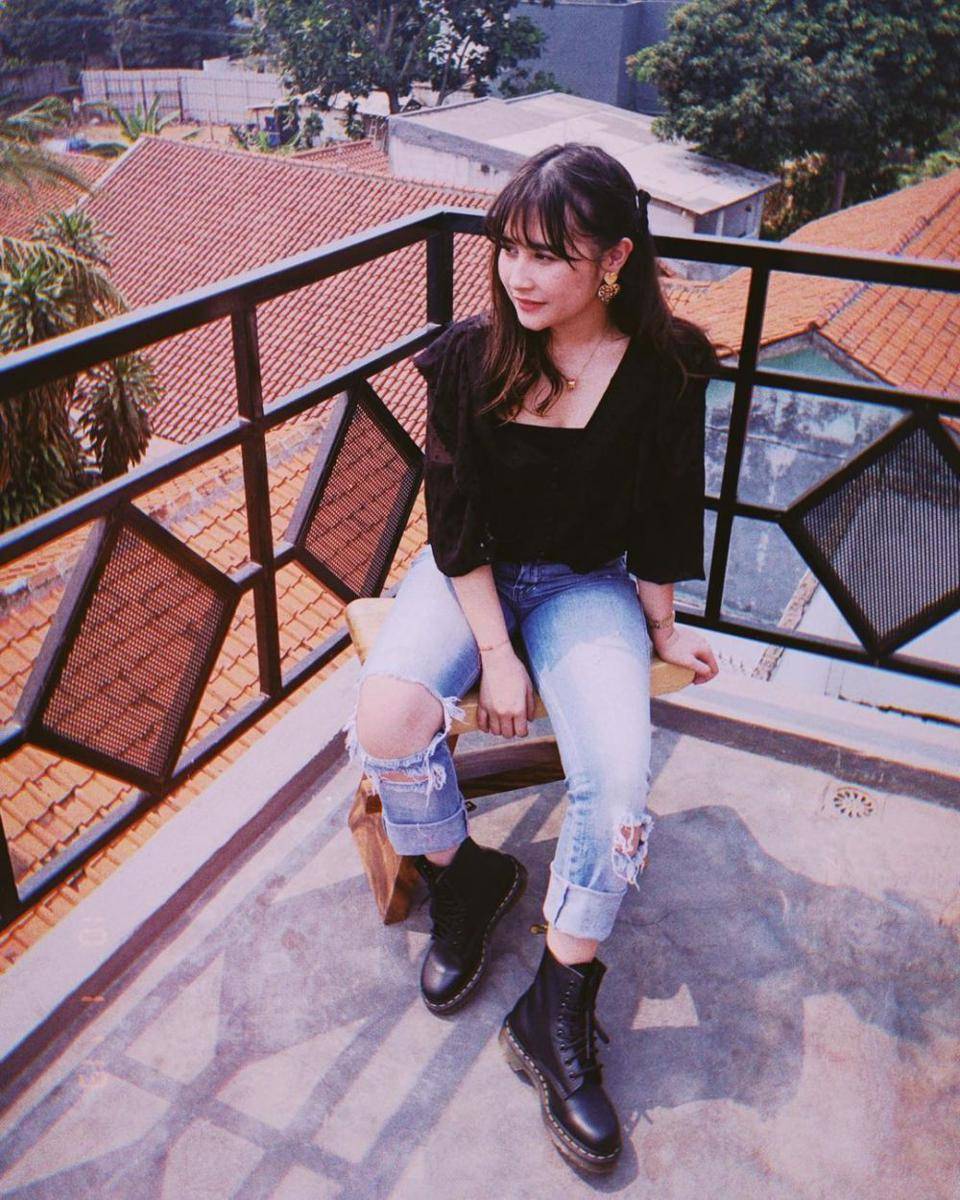 mix and match ripped jeans ala Prilly Latuconsina (instagram.com/prillylatuconsina96)