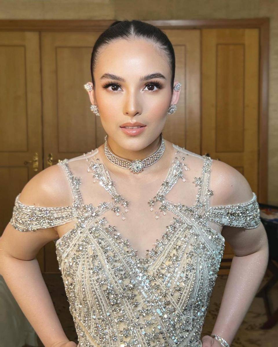 Busana dan makeup resepsi Chelsea Islan (instagram.com/archangelachelsea)