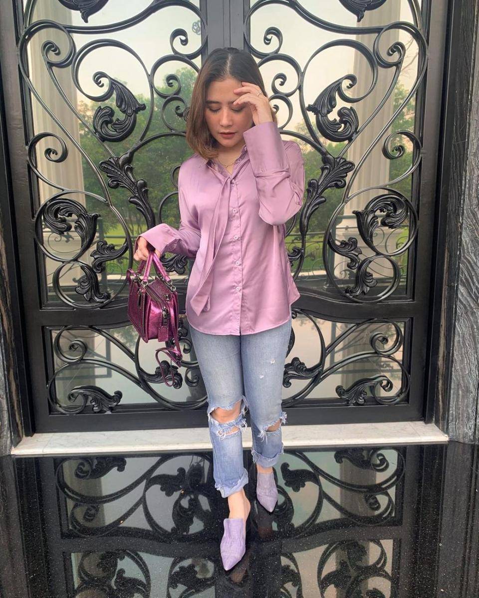 mix and match ripped jeans ala Prilly Latuconsina (instagram.com/prillylatuconsina96)