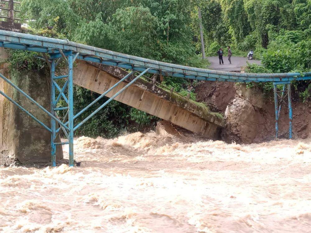 (Jembatan Beton yang membentang di atas Sungai Ayek Deras, Desa Tanjung Raman Kecamatan Pendopo, Kabupaten Empat Lawang yang ambruk) IDN Times/Istimewa