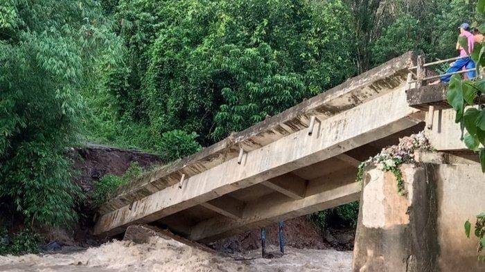(Jembatan Beton yang membentang di atas Sungai Ayek Deras, Desa Tanjung Raman Kecamatan Pendopo, Kabupaten Empat Lawang yang ambruk) IDN Times/Istimewa