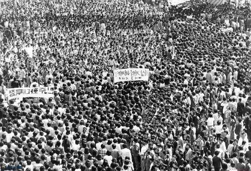 demonstrasi mahasiswa di Stasiun Seoul pada 15 Mei 1980 (dok. Korea Democracy Foundation)