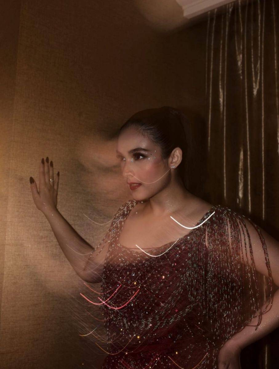 Busana dan makeup resepsi Chealsea Islan (instagram.com/dikhadheansa)