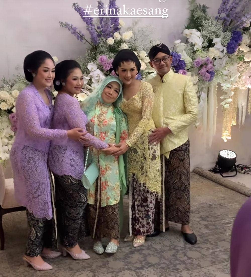 Busana dan makeup Midodareni Erina Gudono (instagram.com/delmoraattire)