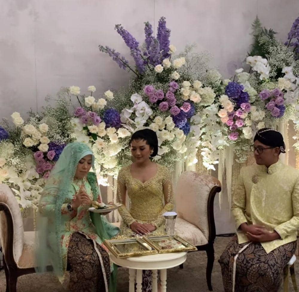 Busana dan makeup Midodareni Erina Gudono (instagram.com/delmoraattire)