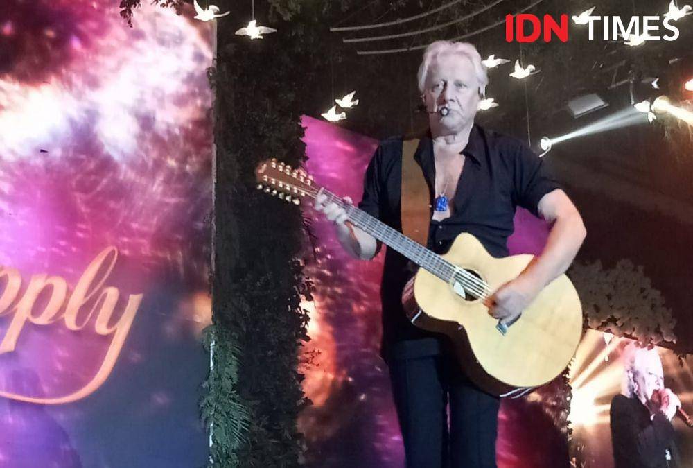 Grup soft rock asal Australia, Air Supply, memeriahkan malam Mahakarya 2022 di Medan. (IDN Times/Masdalena Napitupulu)
