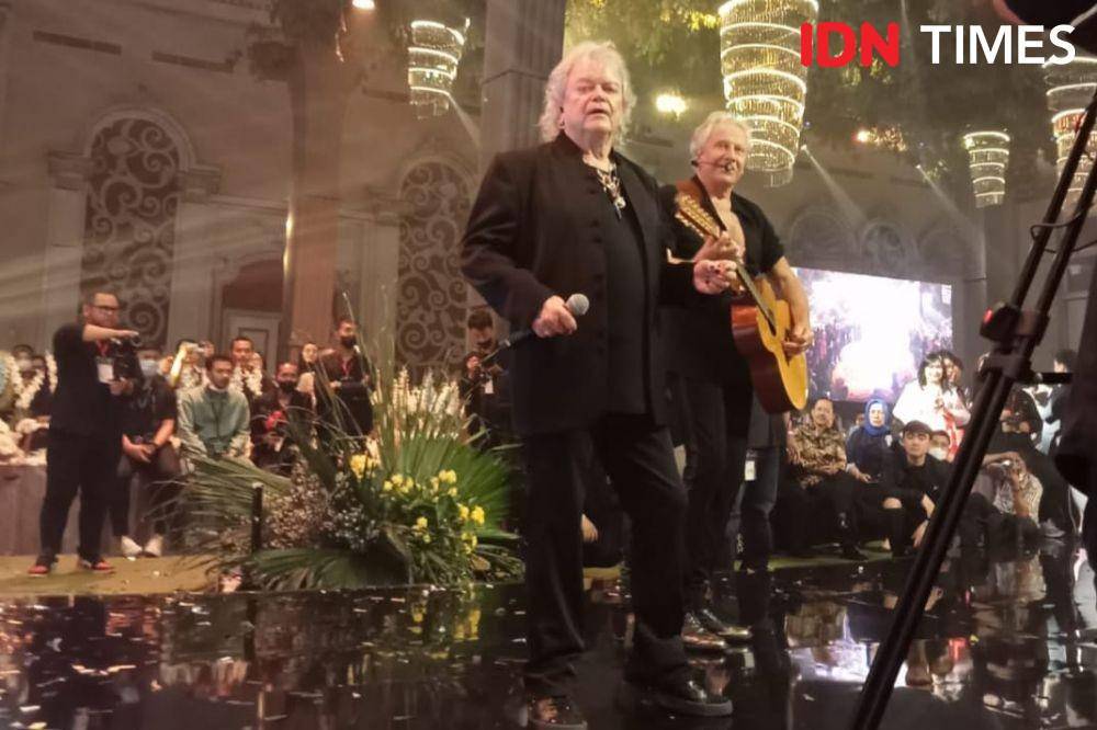 Grup soft rock asal Australia, Air Supply, memeriahkan malam Mahakarya 2022 di Medan. (IDN Times/Masdalena Napitupulu)