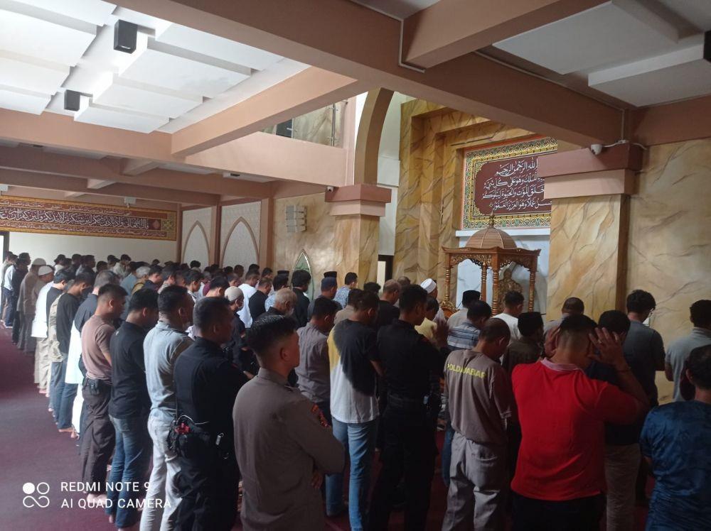 Polisi dan Warga Salat Gaib untuk Aiptu Sopyan yang Tewas Akibat Bom