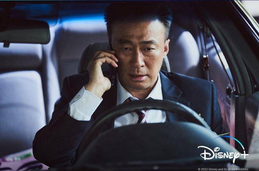 Lee Sung Min di drama Shadow Detective (instagram.com/disneypluskr)