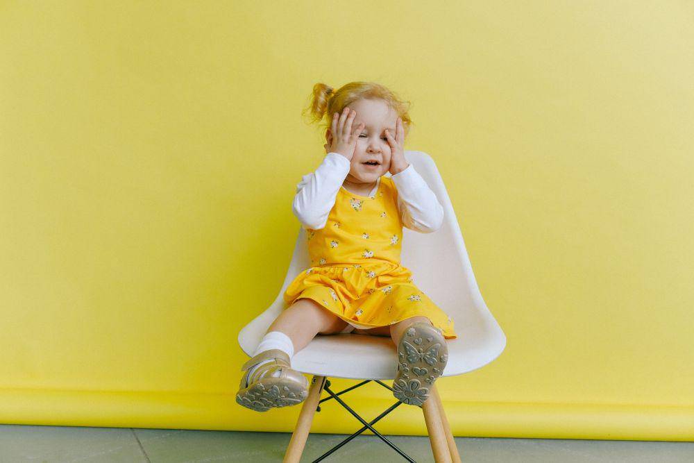 ilustrasi anak duduk di kursi (pexels.com/Anna Shvets)