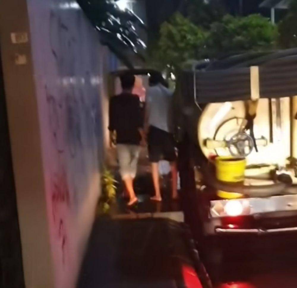 Truk sedot WC di Bekasi diduga buang limbah ke saluran air. (Istimewa)