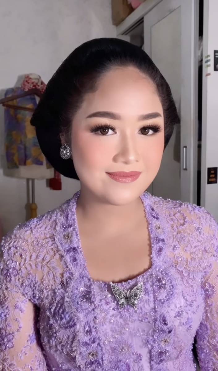 potret kakak dan adik Erina Gudono di acara midodareni (instagram.com/mayrindra)
