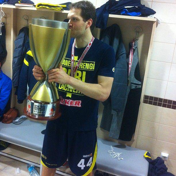 Bojan Bogdanovic dengan trofi Liga Turki. (instagram.com/44bojan)