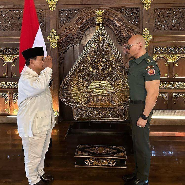 Menteri Pertahanan (Menhan) Prabowo Subianto memberikan pangkat Letnan Kolonel Tituler TNI Angkatan Darat (AD) kepada Deddy Corbuzier (Instagram/Deddy Corbuzier)