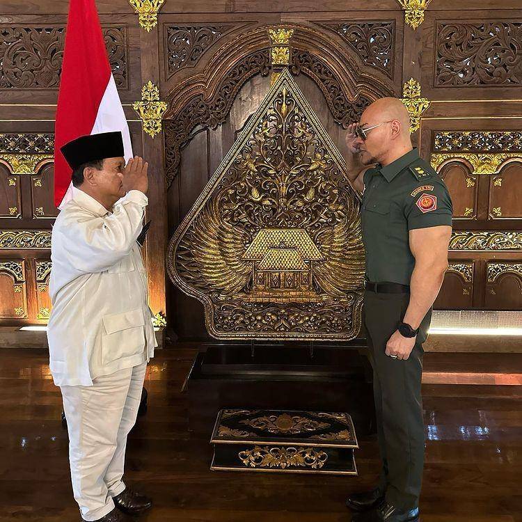 Menteri Pertahanan (Menhan) Prabowo Subianto memberikan pangkat Letnan Kolonel Tituler TNI Angkatan Darat (AD) kepada Deddy Corbuzier (Instagram/Deddy Corbuzier)