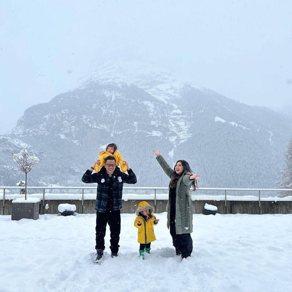 momen liburan Arief Muhammad dan keluarga ke Swiss (instagram.com/tiarapangestika)
