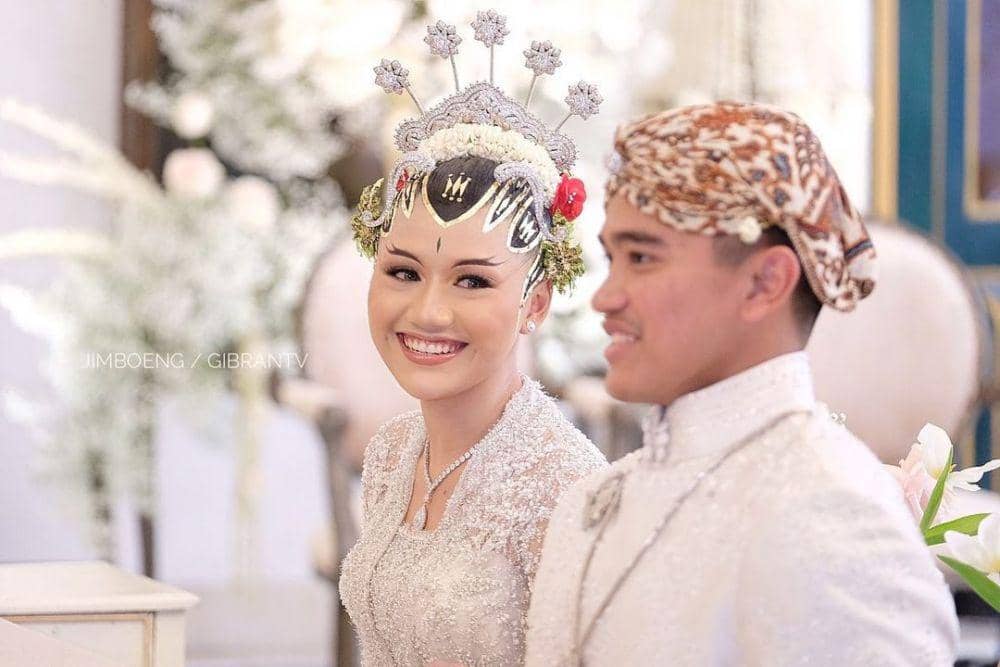 Gaya aksesori Erina di prosesi akad pernikahan (instagram.com/jimboeng_photography)