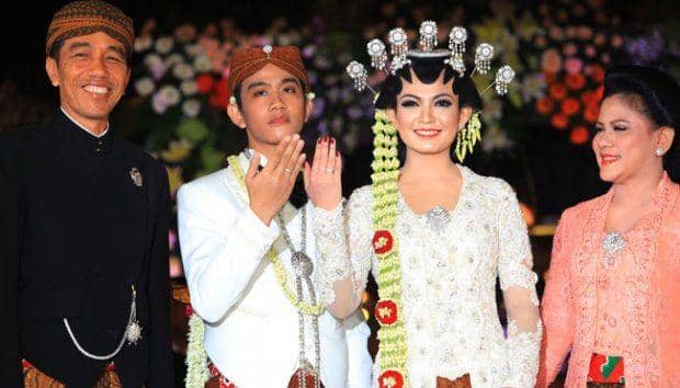 Gaya aksesori Selvi di prosesi akad pernikahan (dok. Antara)