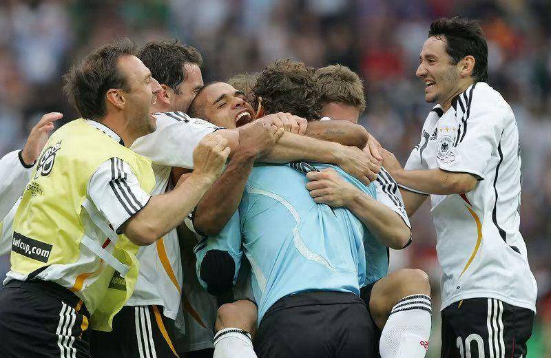 pemain Jerman merayakan kemenangan mereka atas Argentina dalam adu penalti di Piala Dunia 2006 (fifa.com)