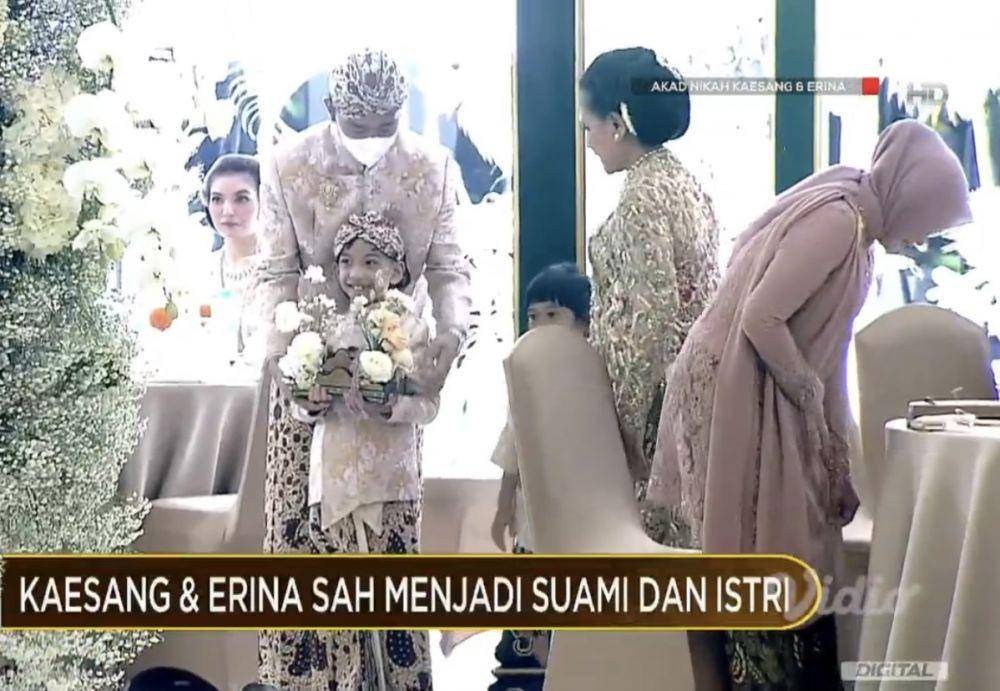 potret Gibran menyuruh sang anak untuk mengantarkan cincin ke pengantin baru (Dok. Vidio/Ikrar Cinta Kaesang dan Erina)