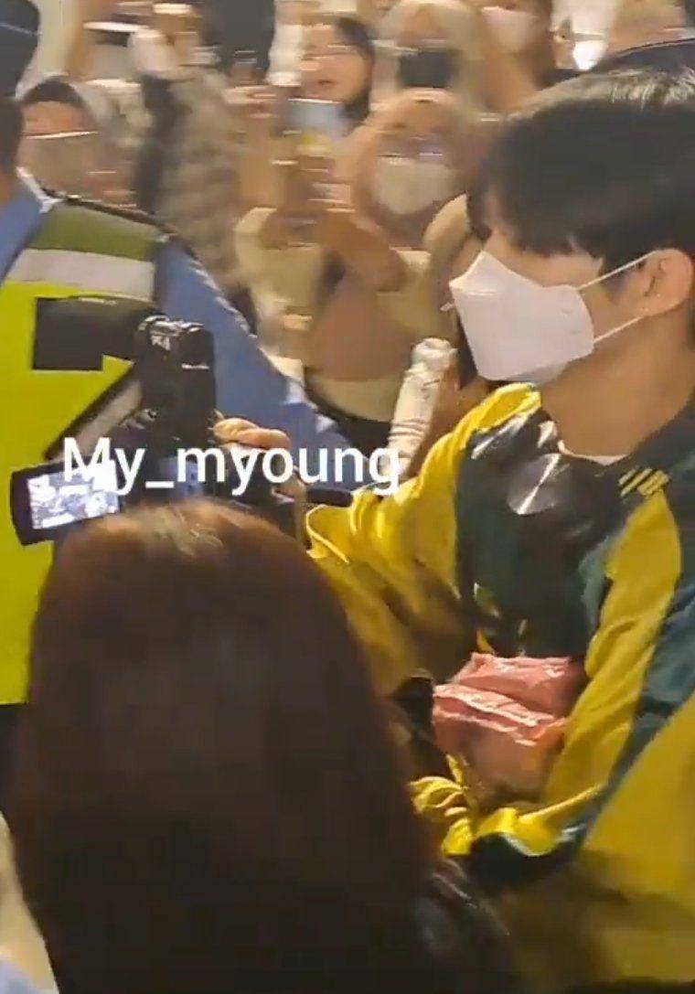 Jihoon TREASURE membawa Oreo BLACKPINK di bandara. (twitter.com/my_myoung)