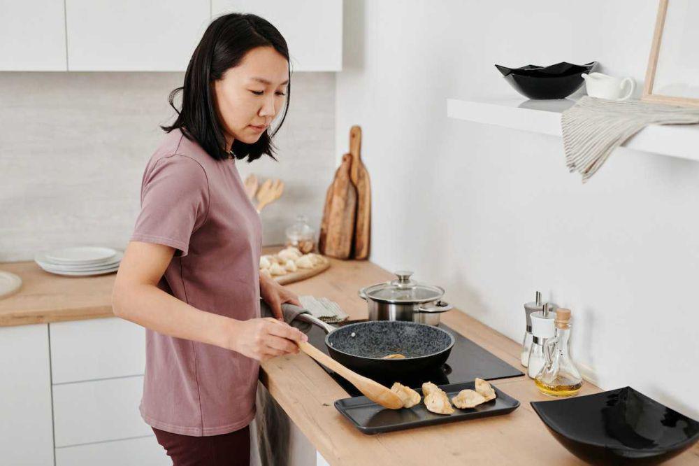 6 Kebiasaan di Dapur yang Bikin Boros, Keran Gak Dimatikan!