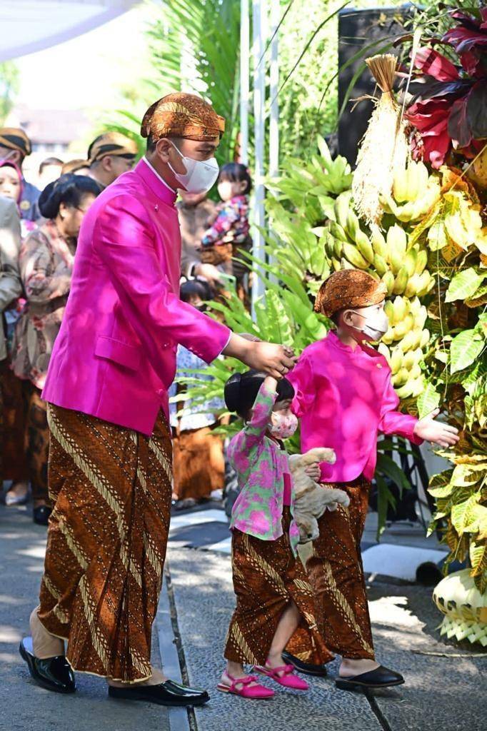 potret Gibran menjaga kedua anaknya (Dok. Muchlis Jr.)
