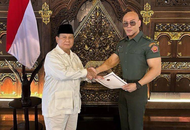 Menteri Pertahanan (Menhan) Prabowo Subianto memberikan pangkat Letnan Kolonel Tituler TNI Angkatan Darat (AD) kepada Deddy Corbuzier (Instagram/Deddy Corbuzier)
