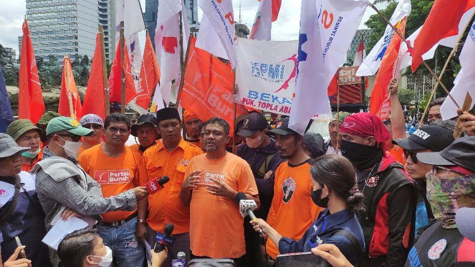 Buruh Demo di Patung Kuda, Minta Jokowi Tak Tandatangani KUHP