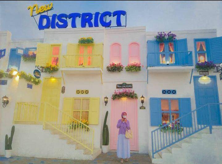 Pengunjung tengah berswafoto di depan New District Lafest. (Instagram.com/wisatasidoarjo)