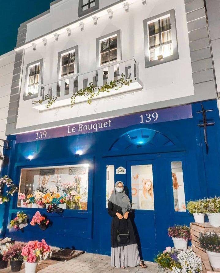 Pengunjung tengah berswafoto di depan Le Bouquet Lafest. (Instagram.com/wisatasidoarjo)