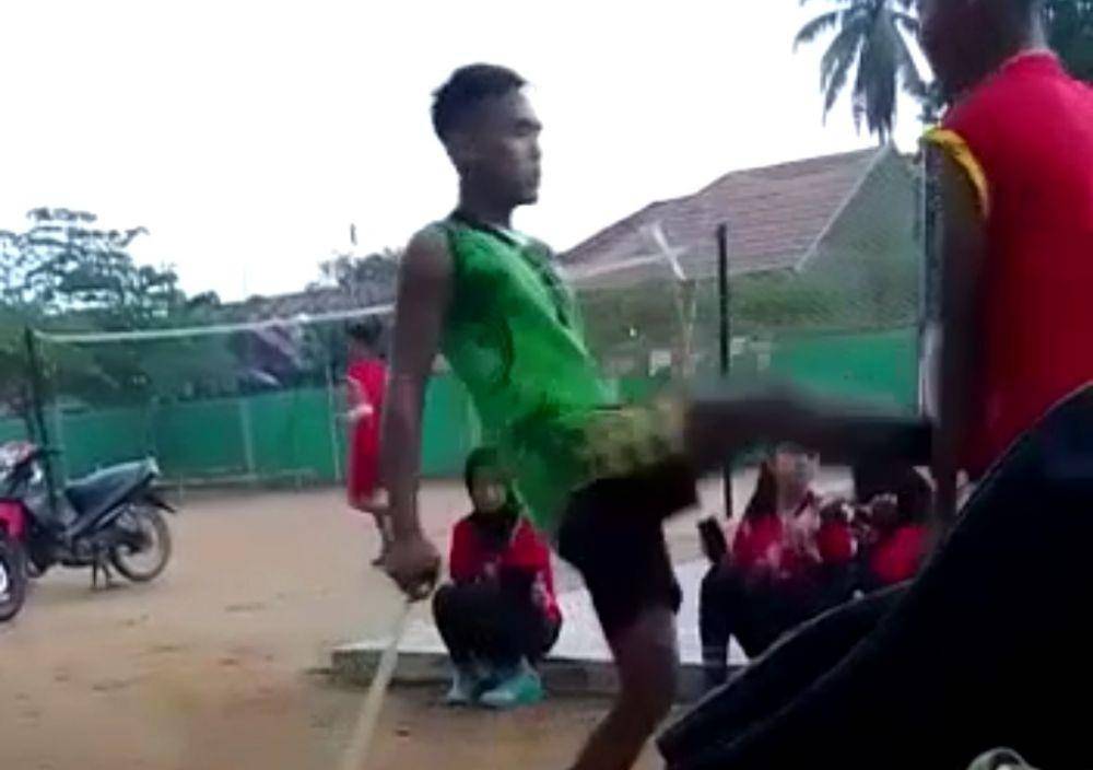 Rekaman video mempertontonkan aksi kekerasan diduga dilakukan guru menendang seorang siswa laki-laki hingga terpental tersebar alias viral di media sosial. (IDN Times/Istimewa).
