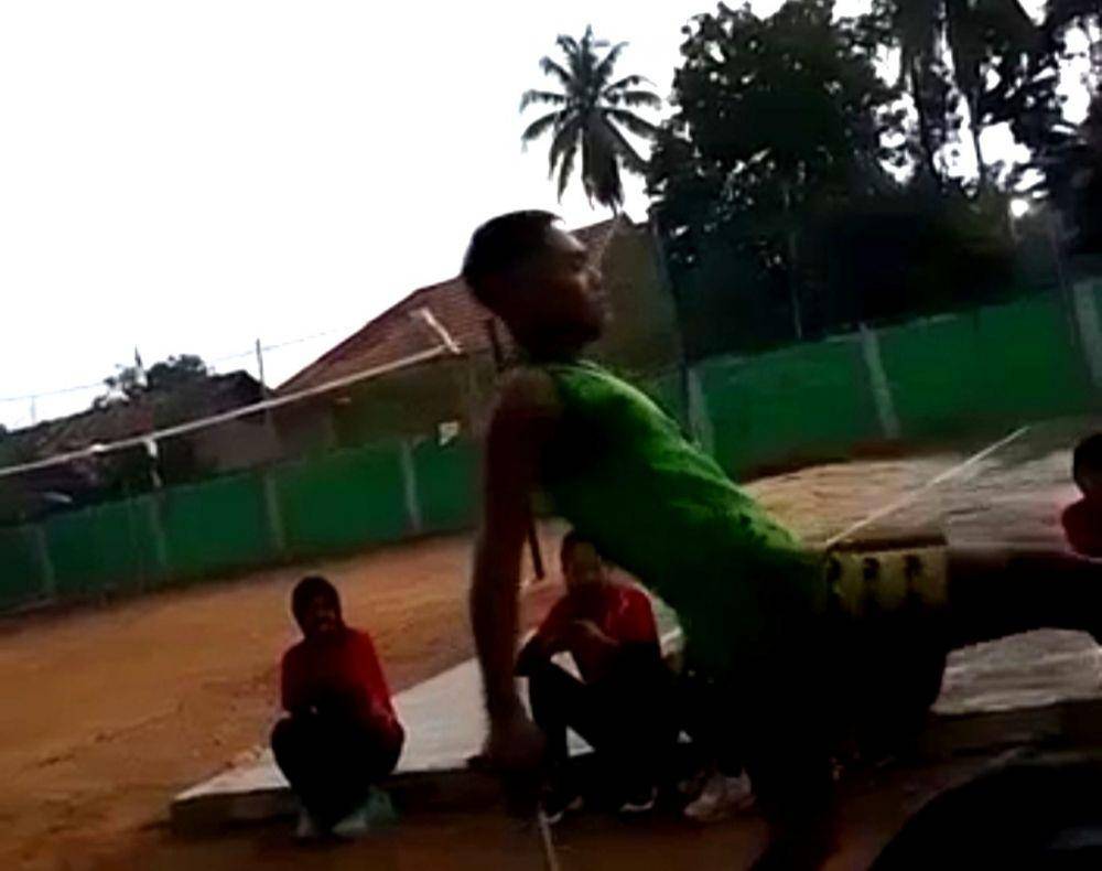 Rekaman video mempertontonkan aksi kekerasan diduga dilakukan guru menendang seorang siswa laki-laki hingga terpental tersebar alias viral di media sosial. (IDN Times/Istimewa).