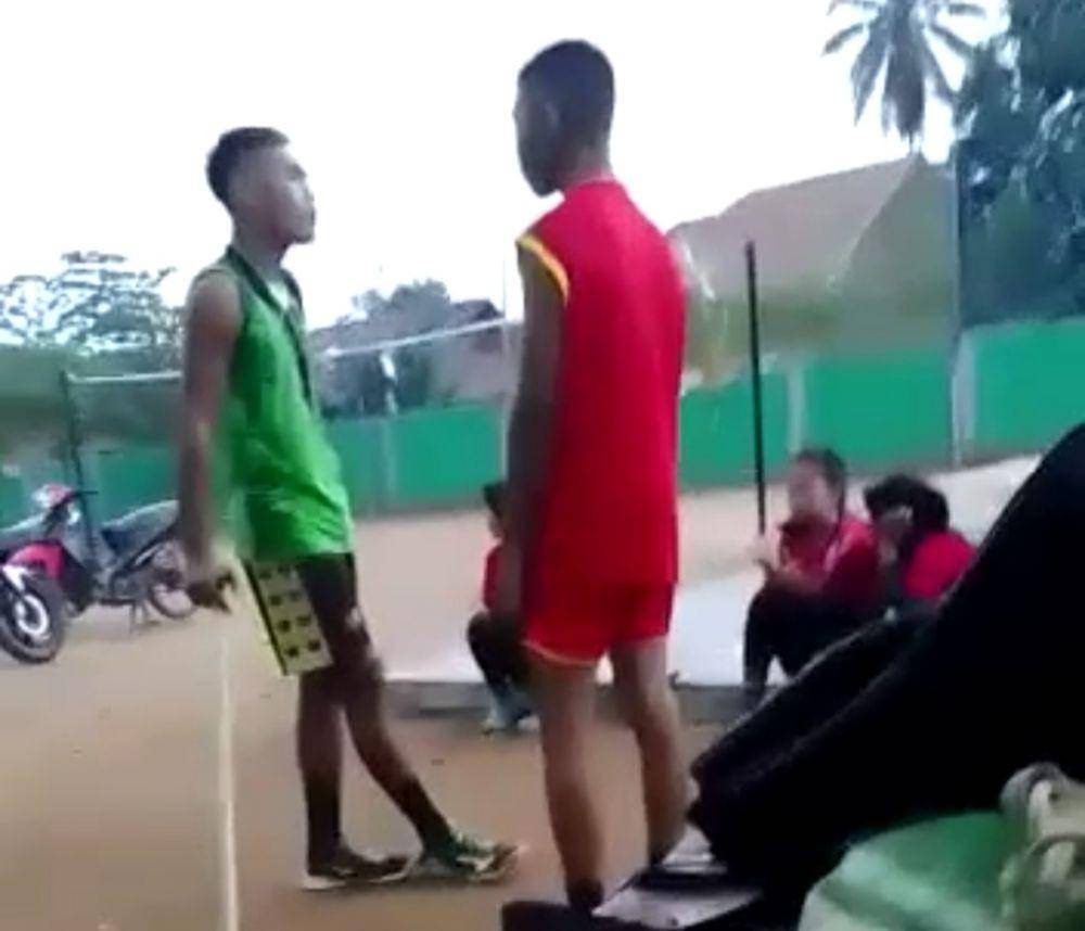 Rekaman video mempertontonkan aksi kekerasan diduga dilakukan guru menendang seorang siswa laki-laki hingga terpental tersebar alias viral di media sosial. (IDN Times/Istimewa).