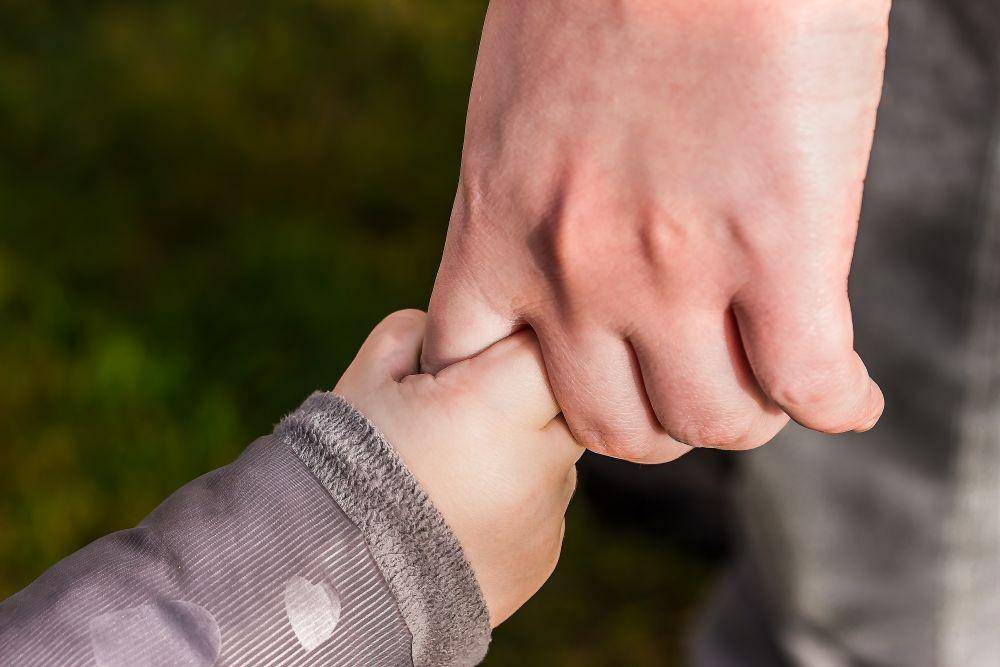 ilustrasi orang tua menggandeng tangan anaknya (pexels.com/Pixabay)