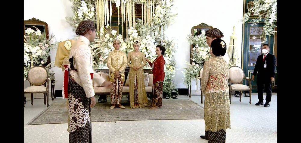 Momen upacara adat panggih Kaesang-Erina (10/12/2022) di Pendopo Royal Ambarrukmo (YouTube.com/Presiden Joko Widodo)