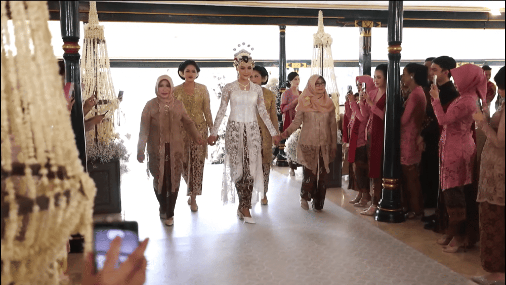 Gaya busana Erina di prosesi akad pernikahan (dok. Presiden Joko Widodo)