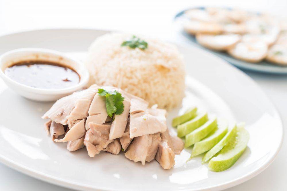 nasi ayam hainan (freepik.com/topntp26)