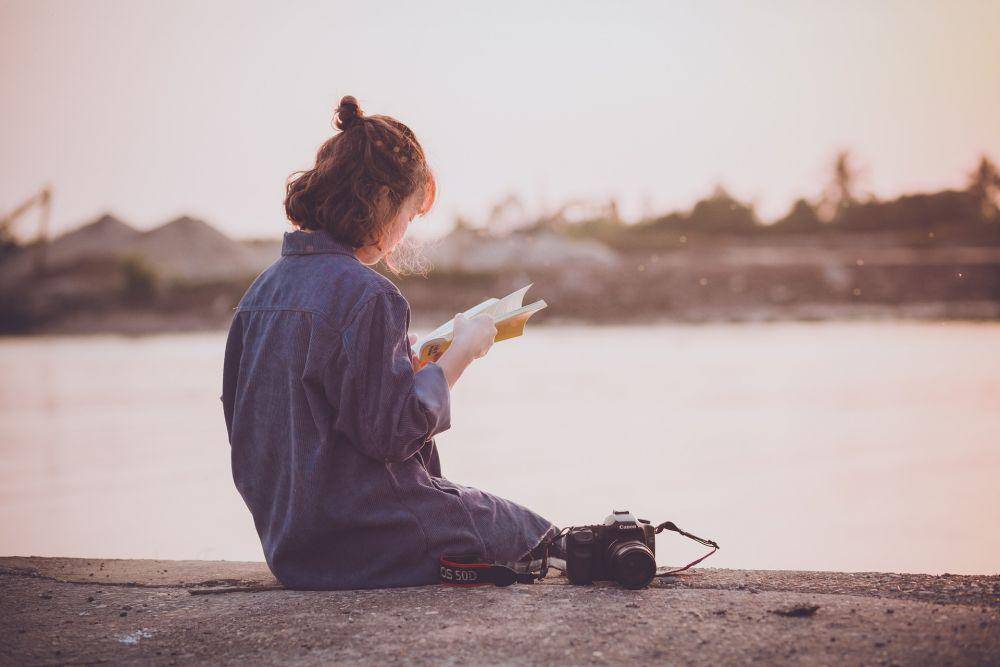 ilustrasi wanita sedang membaca buku(pixabay.com/Toàn Lê)