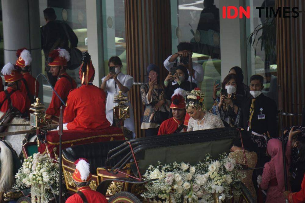 Erina Gundono menaiki Kereta Kencana yang akan membawanya ke lokasi akad nikah dengan Kaesang Pangarep (IDN TImes/Herlambang Jati Kusumo)