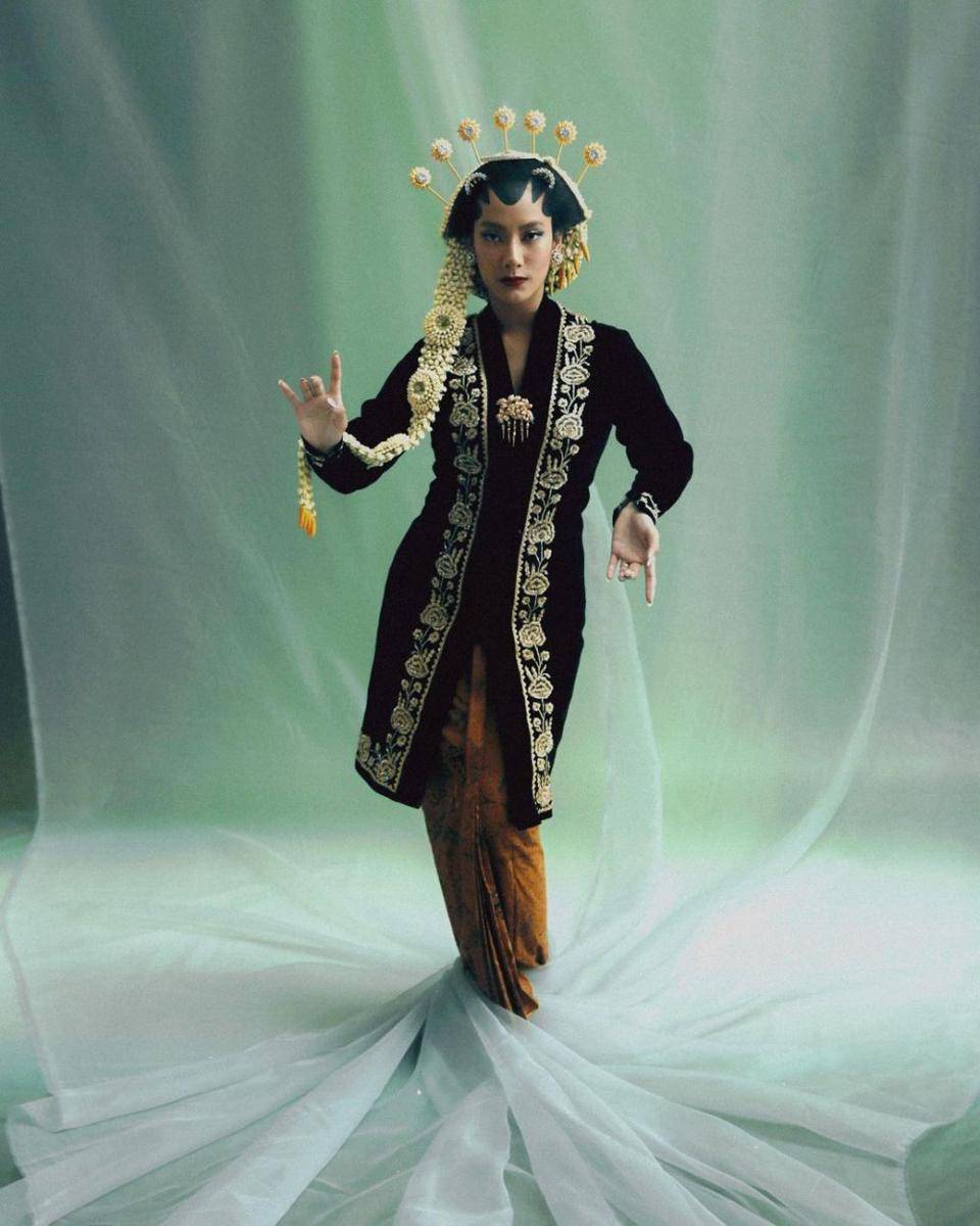 Inspirasi kebaya tunik hitam ala Tara Basro (instagram.com/suryaabduh)