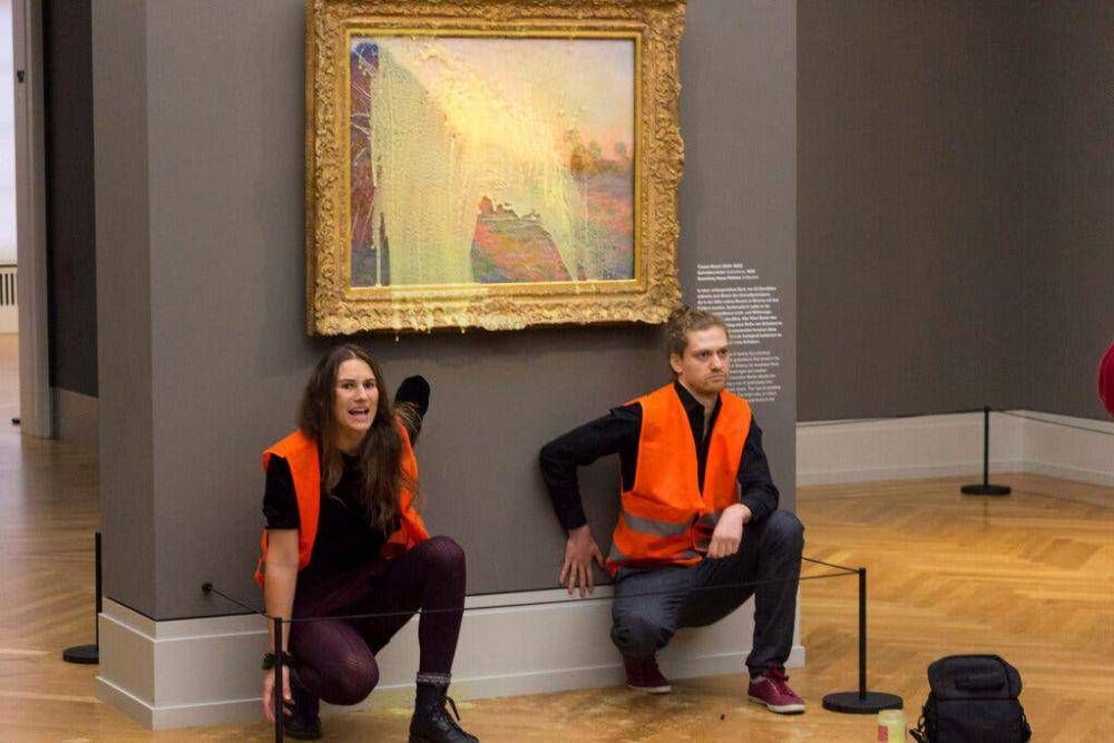 Haystacks karya Monet dilempari kentang tumbuk. (nytimes.com)