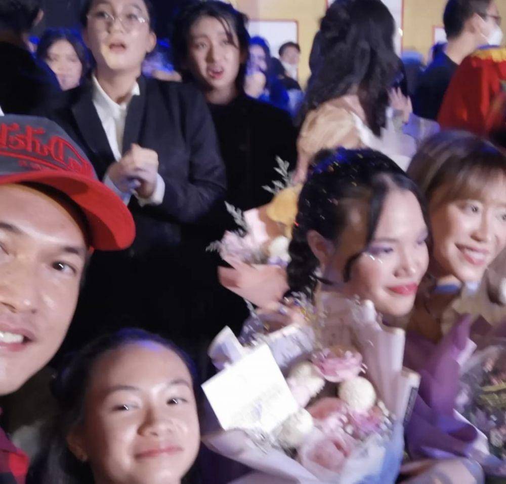 potret akrab Lee Jeong Hoon dan Irwan di pementasan anaknya (instagram.com/irwanchandra_ic)