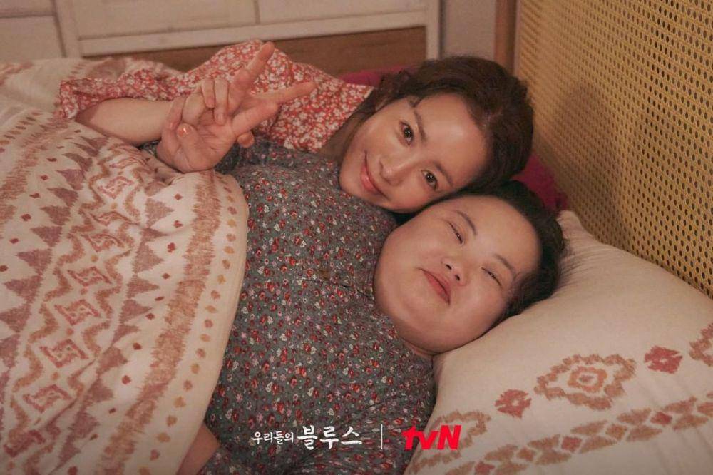 Han Ji Min (Lee Yeong Ok) dan Jung Eun Hye (Lee Yeong Hui) di drakor Our Blues (instagram.com/tvn_drama)