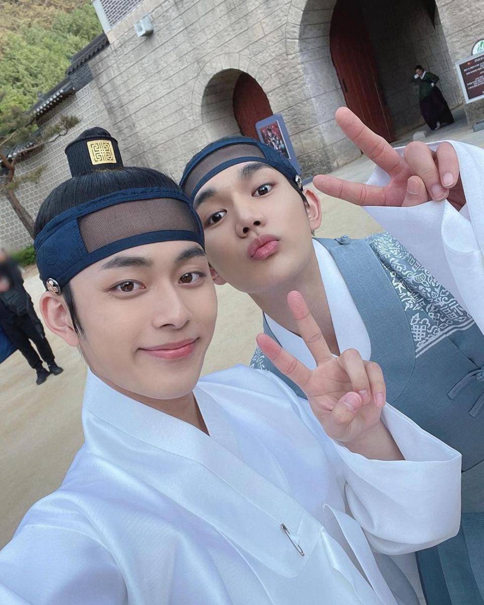 Yoo Seon Ho (Pangeran Agung Gyeseong) dan Yoon Sang Hyeon (Pangeran Agung Muan) di drakor Under the Queen's Umbrella (instagram.com/official_yooseonho)