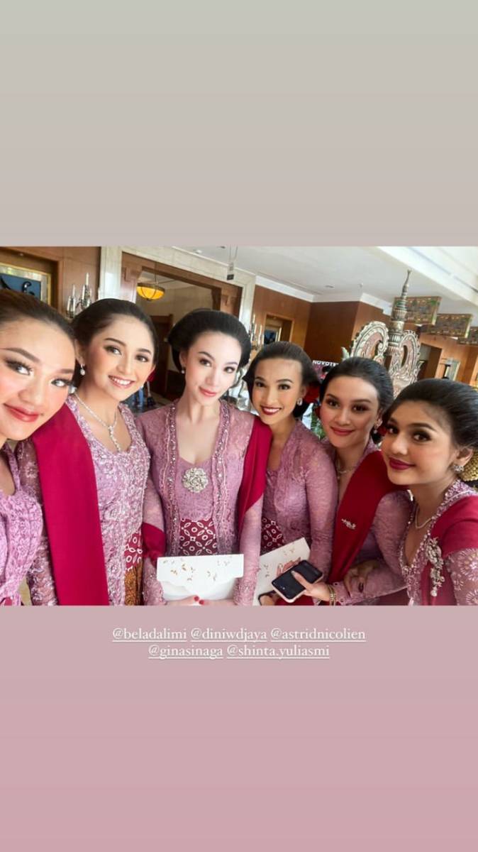 bridesmaid Erina Gudono (instagram.com/diniwdjaya)