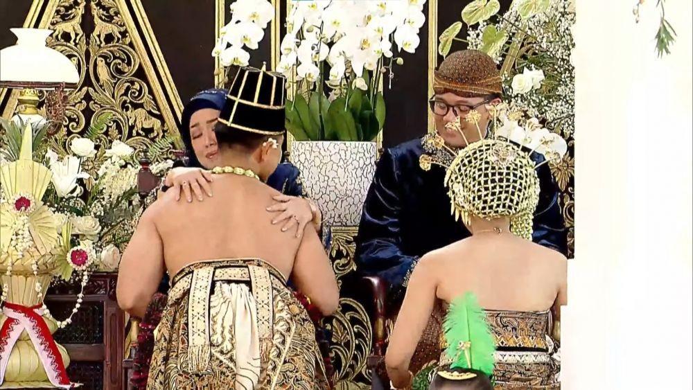10 Potret Keluarga Erina Gudono Saat Ngunduh Mantu, Senyum Terus