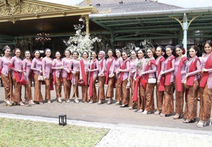 bridesmaid Erina Gudono (instagram.com/officialputeriindonesia)