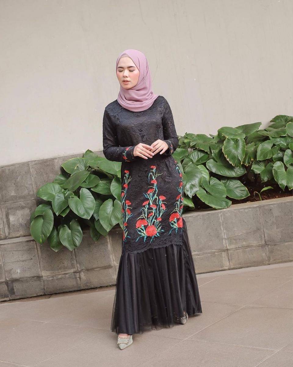 Inspirasi kebaya tunik hitam ala Nabilrach (instagram.com/nabilrach)