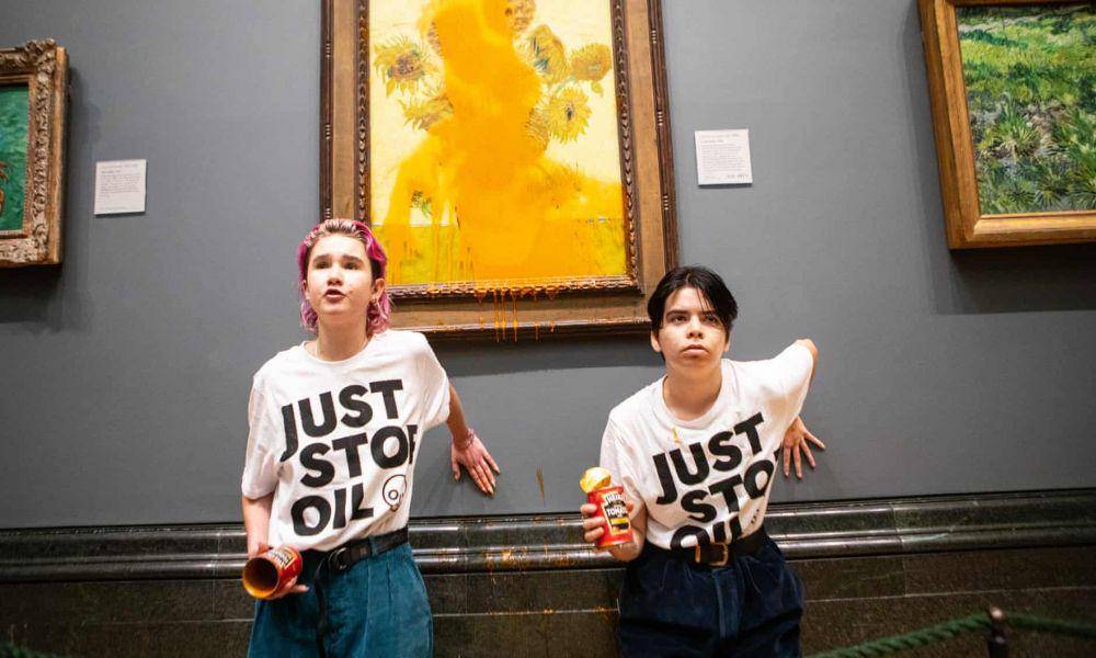 Sunflower karya Van Gogh disiram sup. (theguardian.com/Antonio Olmos)